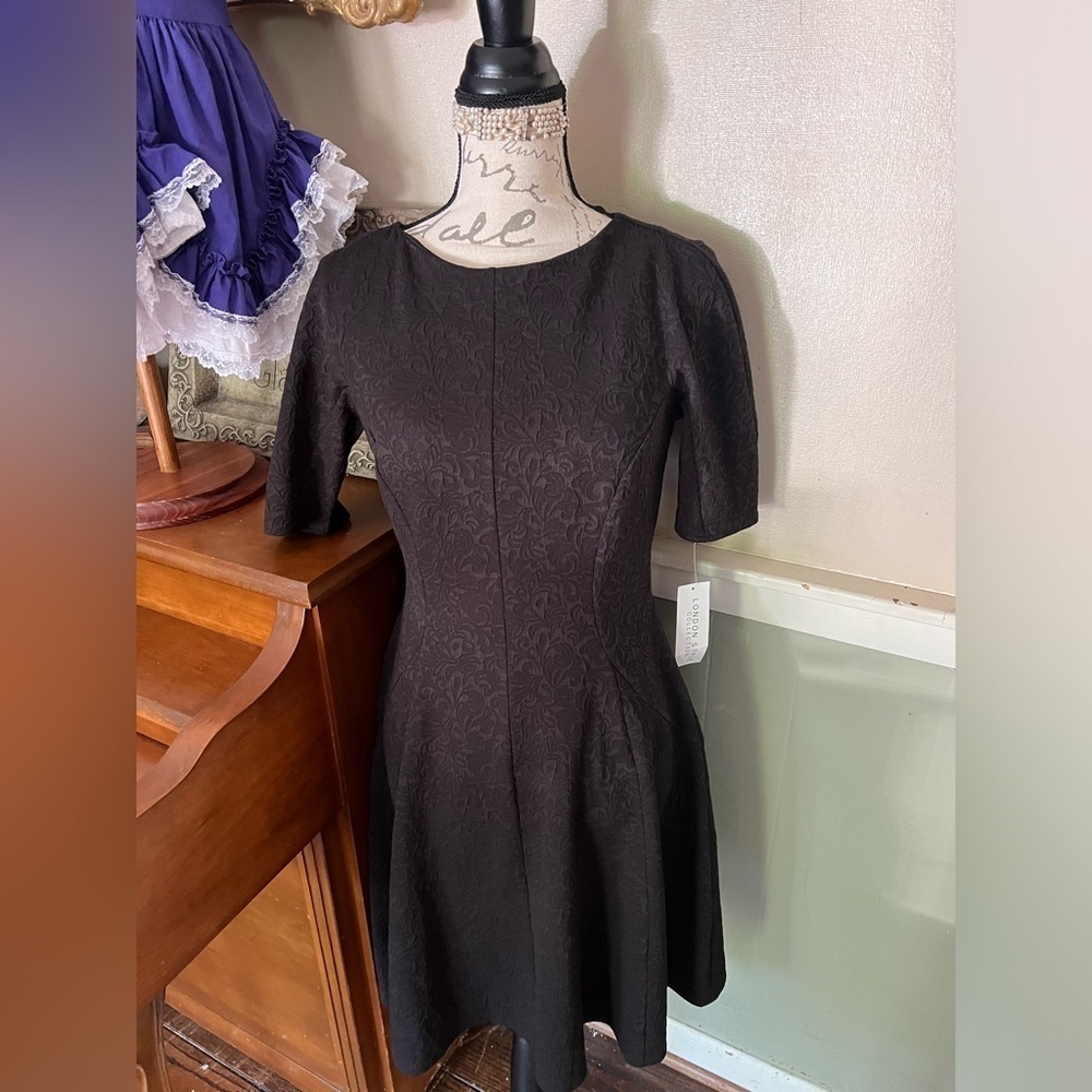 London Style Collection Black
Knit Dress Size 4 NWT 72.00